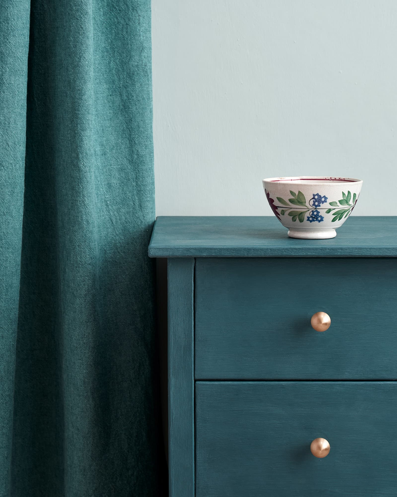 Annie Sloan Aubusson Blue – Λεπτομέρεια Βαμμένου Επίπλου Λεπτομέρεια κομοδίνου βαμμένου με Annie Sloan Aubusson Blue