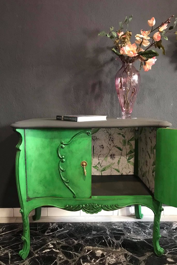 Έπιπλο βαμμένο με Annie Sloan Antibes Green – δημιουργία Queen’s Crown