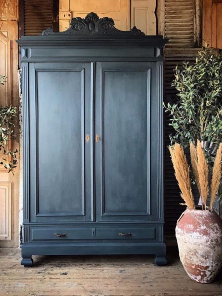Ντουλάπα βαμμένη με Annie Sloan Aubusson Blue σε βαθιά πετρόλ απόχρωση