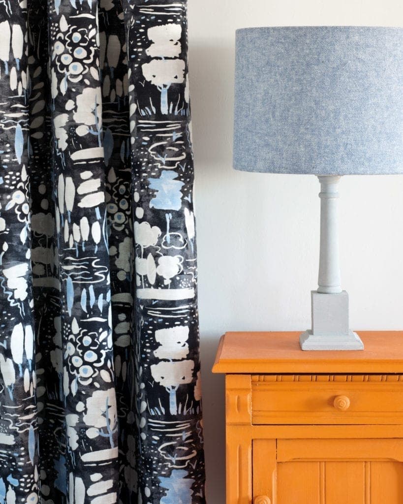 Annie Sloan Barcelona Orange – Έπιπλο σε Εσωτερικό Χώρο Έπιπλο βαμμένο με Annie Sloan Barcelona Orange σε φωτεινό εσωτερικό χώρο