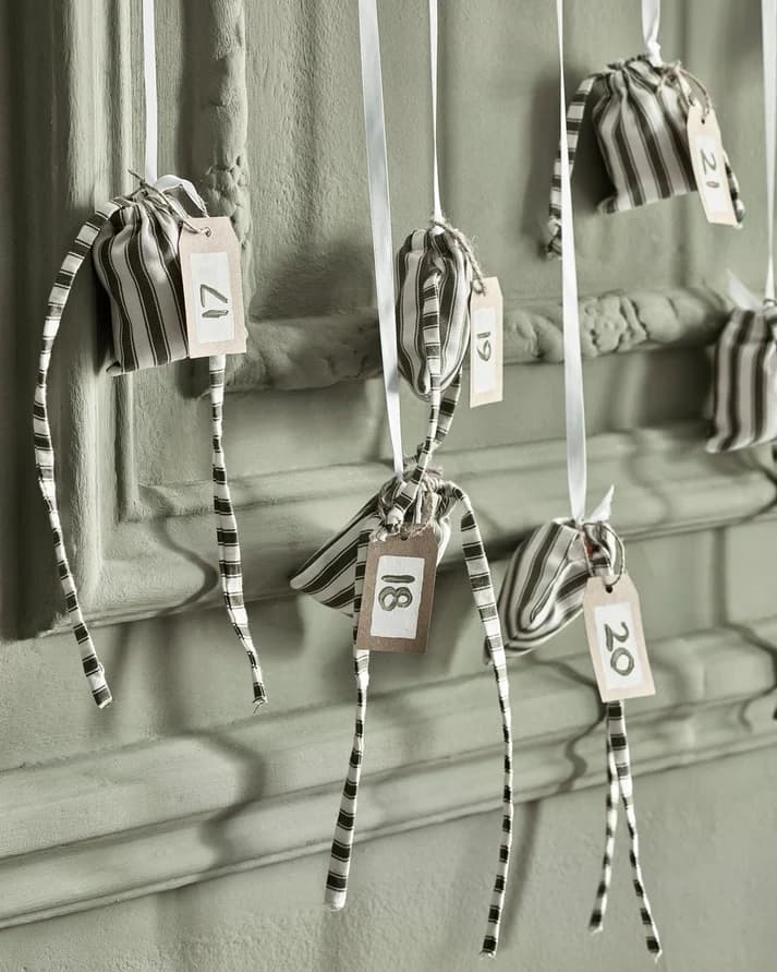 Ανάγλυφη επιφάνεια βαμμένη με Annie Sloan Château Grey