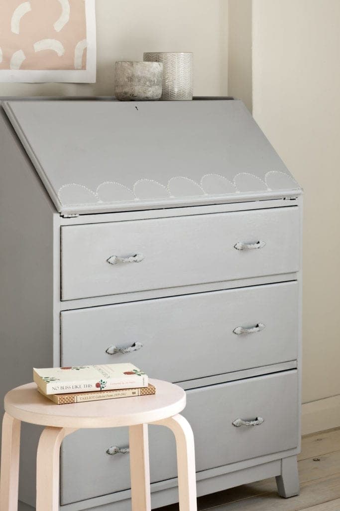 Chicago Grey Annie Sloan Chalk Paint σε βαμμένο bureau