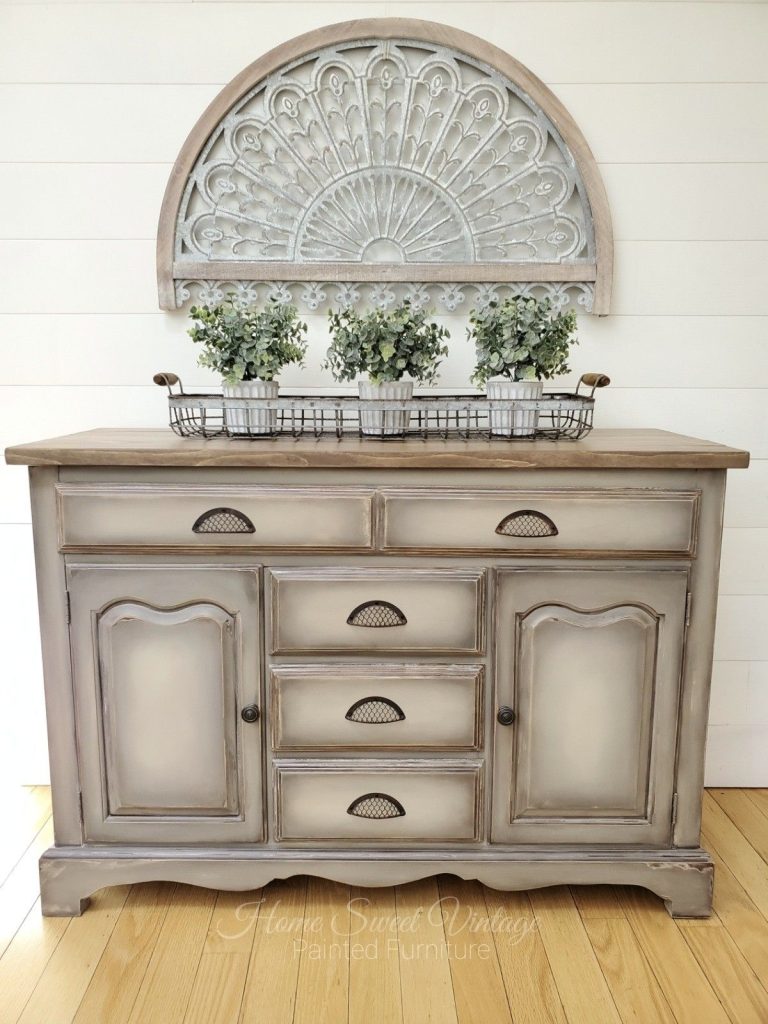Farmhouse μπουφές βαμμένος με Annie Sloan Coco, French Linen και Country Grey