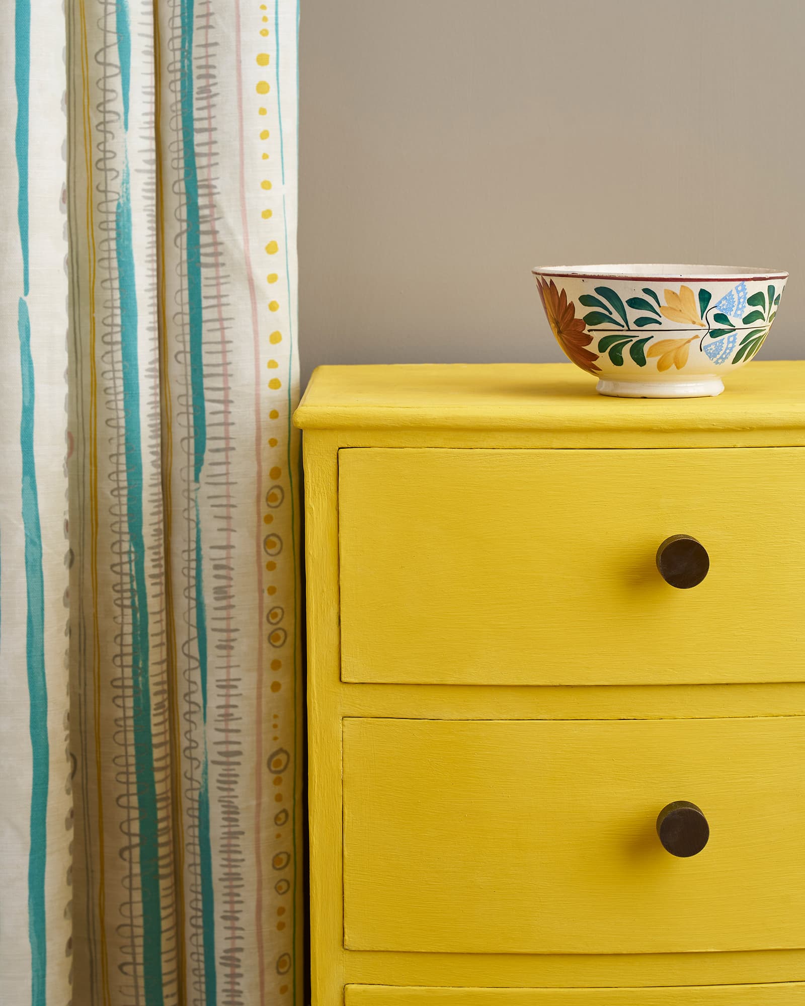 Annie Sloan English Yellow – Λεπτομέρεια Κίτρινης Συρταριέρας Λεπτομέρεια συρταριέρας βαμμένης με Annie Sloan English Yellow