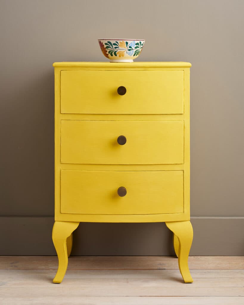 Annie Sloan English Yellow – Φωτεινή Κίτρινη Συρταριέρα Συρταριέρα βαμμένη με Annie Sloan English Yellow σε φωτεινό κίτρινο
