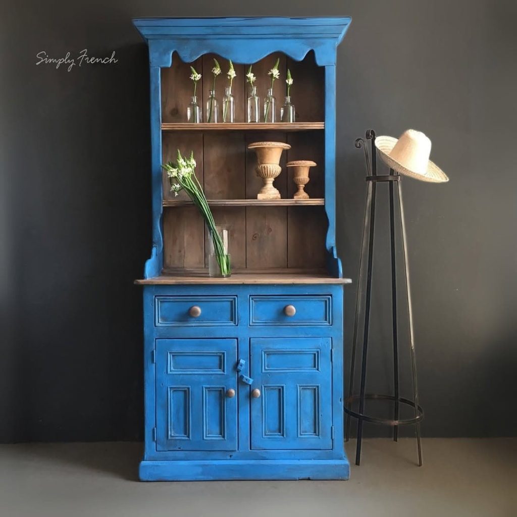 Έπιπλο βαμμένο με Annie Sloan Giverny σε έντονο μπλε – Simply French