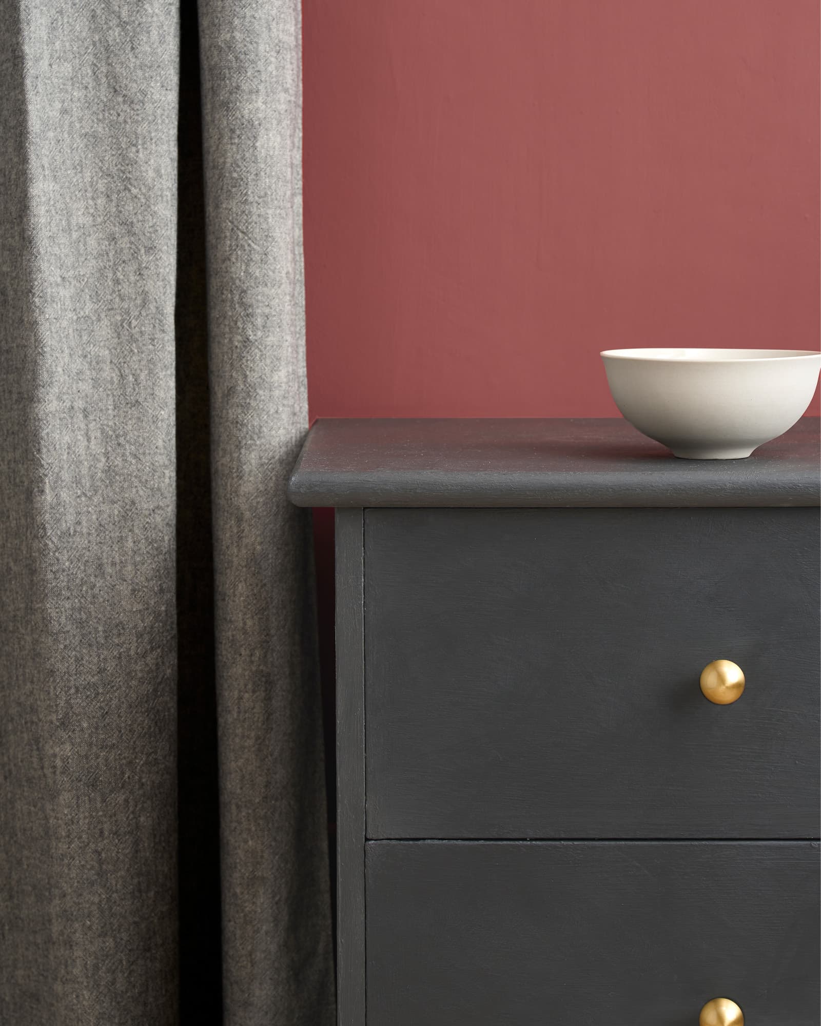 Annie Sloan Graphite – Λεπτομέρεια βαμμένου επίπλου Λεπτομέρεια κομοδίνου βαμμένου με Annie Sloan Graphite και χρυσά πόμολα