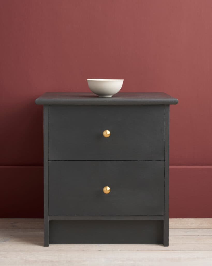 Annie Sloan Graphite – Βαμμένο κομοδίνο Κομοδίνο βαμμένο με Annie Sloan Graphite σε ανθρακί απόχρωση