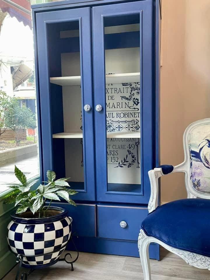 Βιτρίνα βαμμένη με Annie Sloan Napoleonic Blue – δημιουργία Queen’s Crown