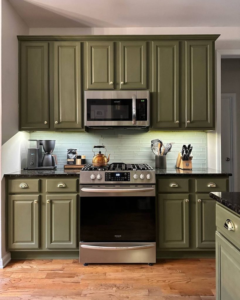 Ντουλάπια κουζίνας βαμμένα με Annie Sloan Olive Chalk Paint