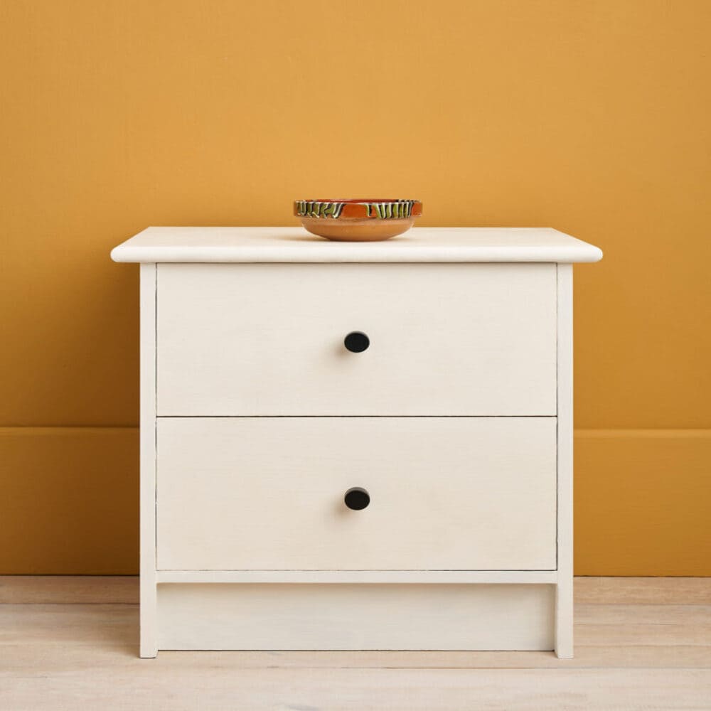 Annie Sloan Original Chalk Paint™ – Λευκό βαμμένο κομοδίνο Λευκό κομοδίνο βαμμένο με Annie Sloan Original Chalk Paint™