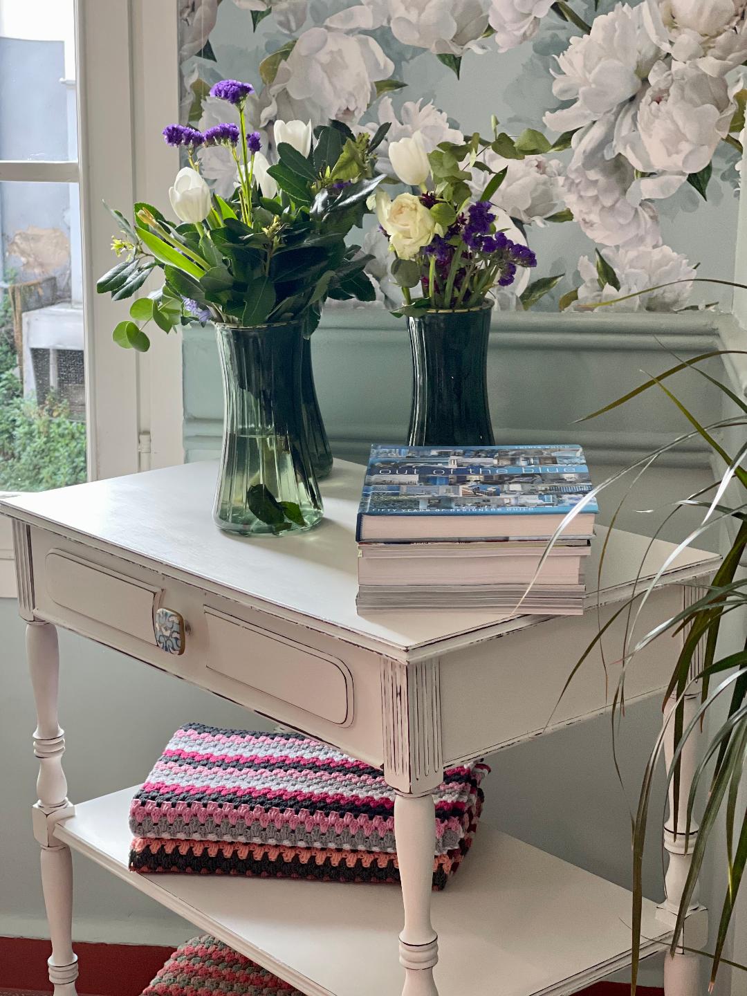 Annie Sloan Old White Chalk Paint™ σε vintage βοηθητικό τραπέζι
