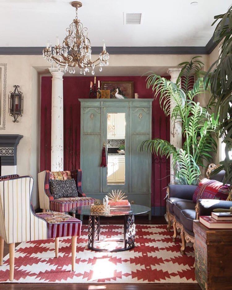 Τοίχος βαμμένος με Annie Sloan Burgundy Chalk Paint™ σε καθιστικό με κλασική διακόσμηση