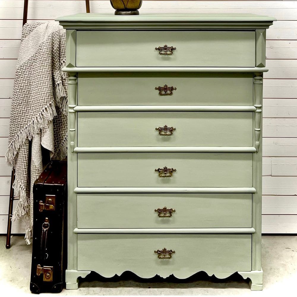 Ψηλή συρταριέρα βαμμένη με Annie Sloan COOLABAH GREEN Chalk Paint
