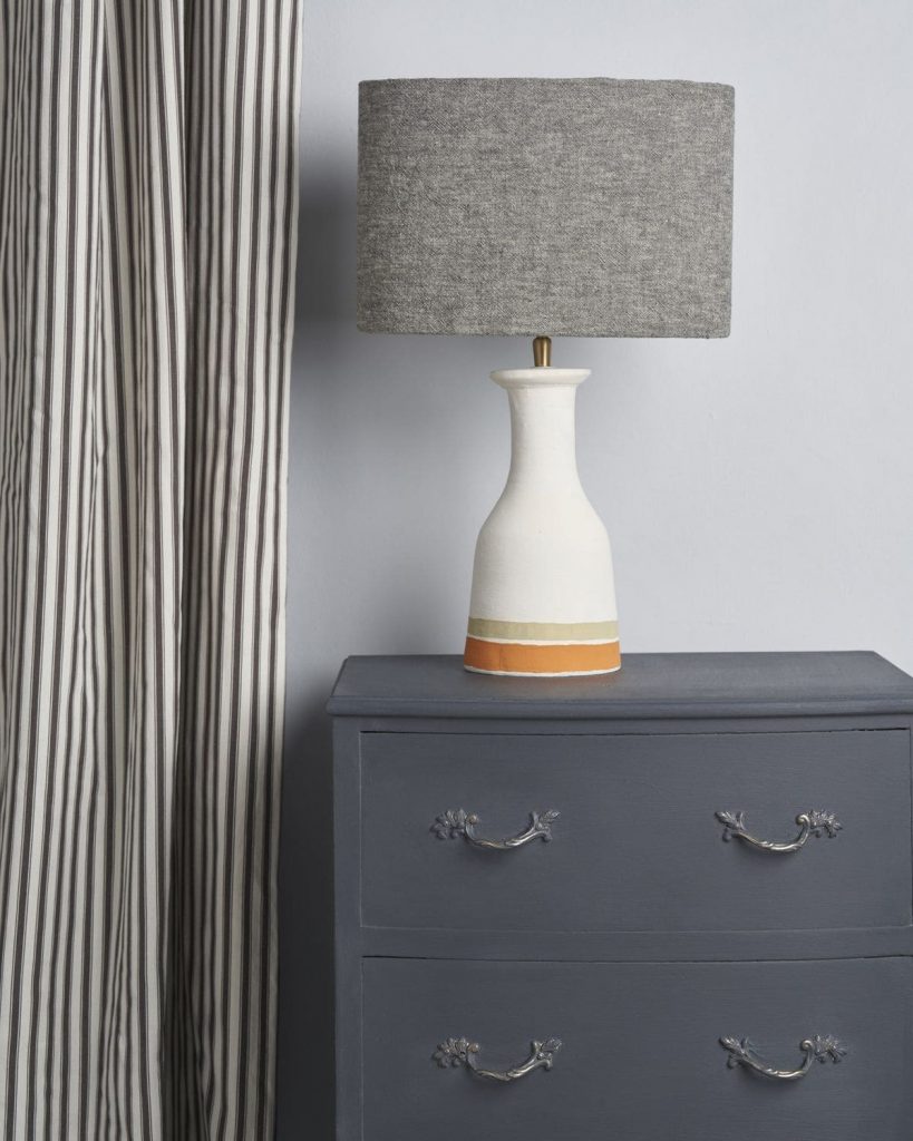 Κομοδίνο βαμμένο με Annie Sloan Whistler Grey Chalk Paint™ σε ζεστό γκρι