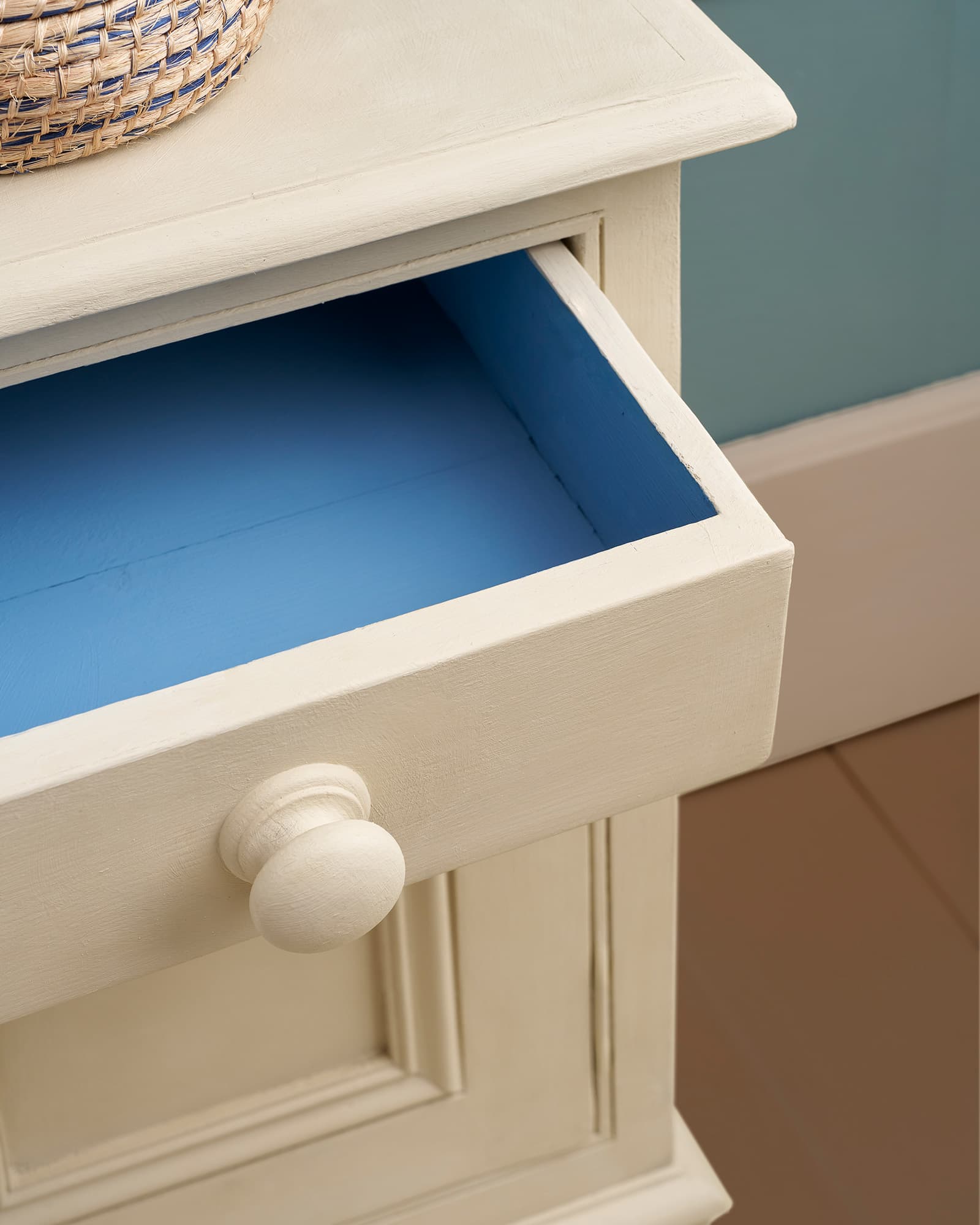 annie-sloan-canvas-chalk-paint-detail Λεπτομέρεια υφής Annie Sloan Canvas σε συρτάρι, με μπλε εσωτερικό