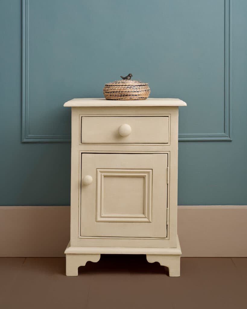 Annie Sloan Canvas Chalk Paint Nightstand Κομοδίνο βαμμένο με Annie Sloan Canvas χρώμα κιμωλίας